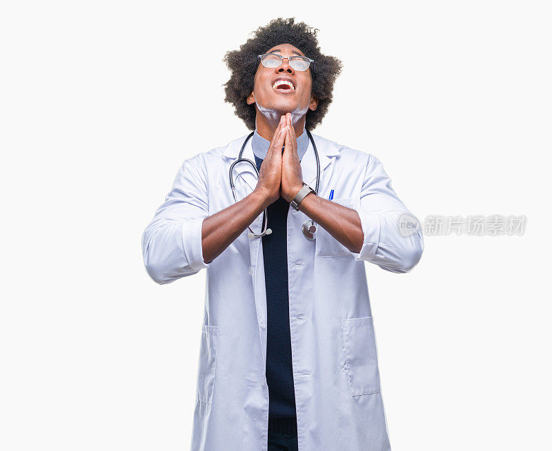 一名美国黑人医生在与世隔绝的背景下，双手一起乞讨和祈祷，脸上带着希望的表情，非常激动和担心。请求宽恕。宗教的概念。