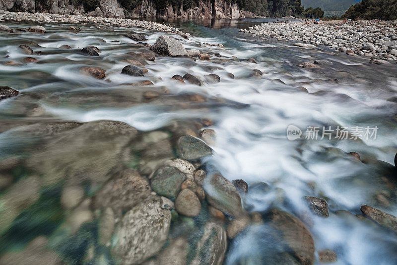 瑞士的马吉亚河，水流湍急