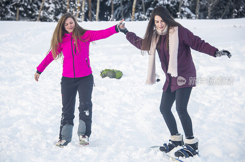 滑雪教练和一个年轻漂亮的女学生。