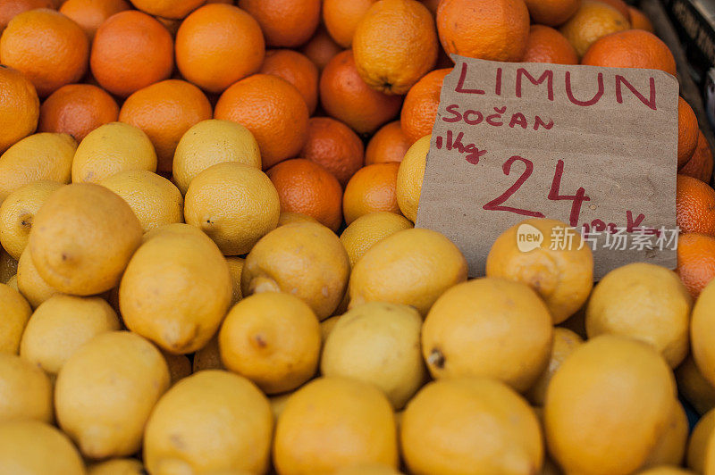 里耶卡当地克罗地亚农贸市场上的有机柑橘
