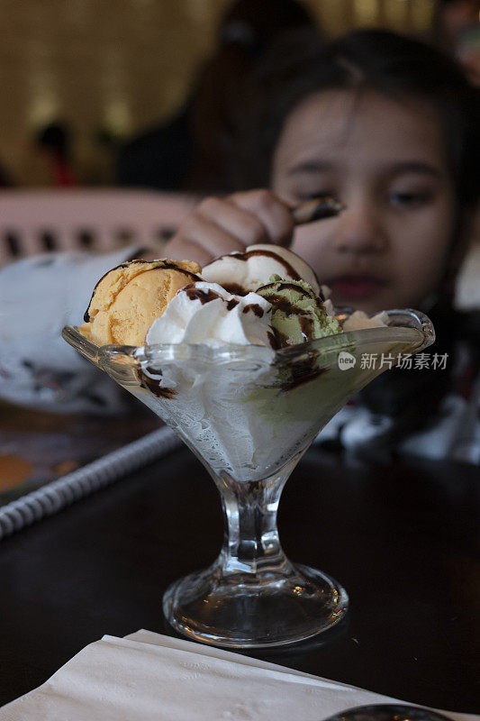 小女孩在享受冰淇淋圣代