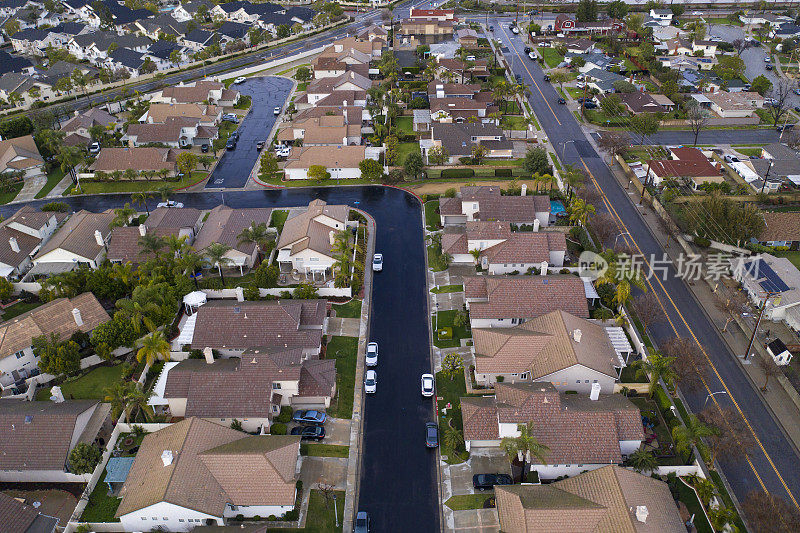 无人机拍摄郊区蔓延-橙色的加利福尼亚
