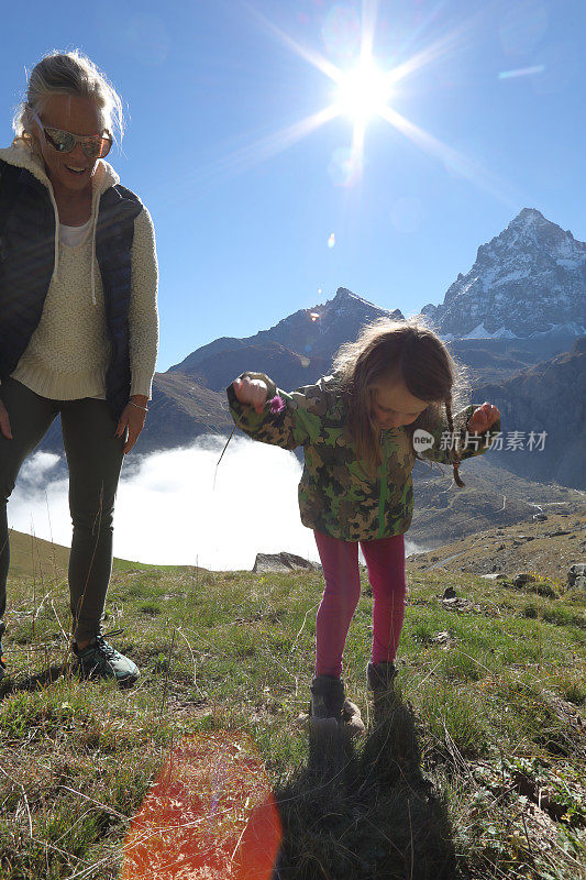 年轻的女孩和妇女探索山区草地