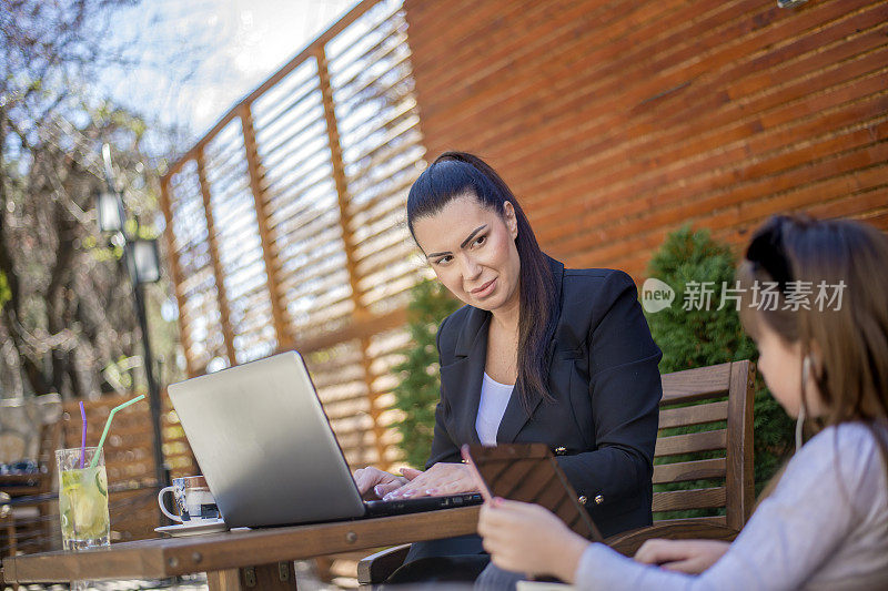 商业母亲花一天时间与她的小女儿在户外。