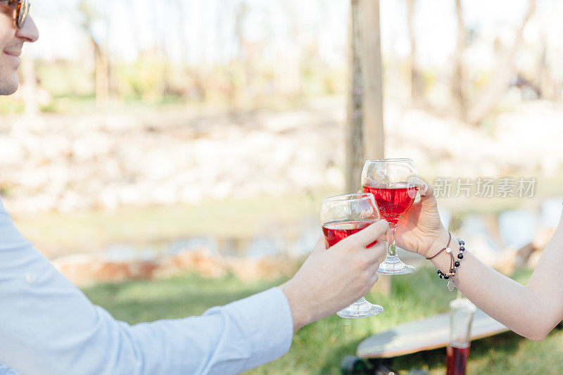 年轻男子与女友自制红酒欢呼