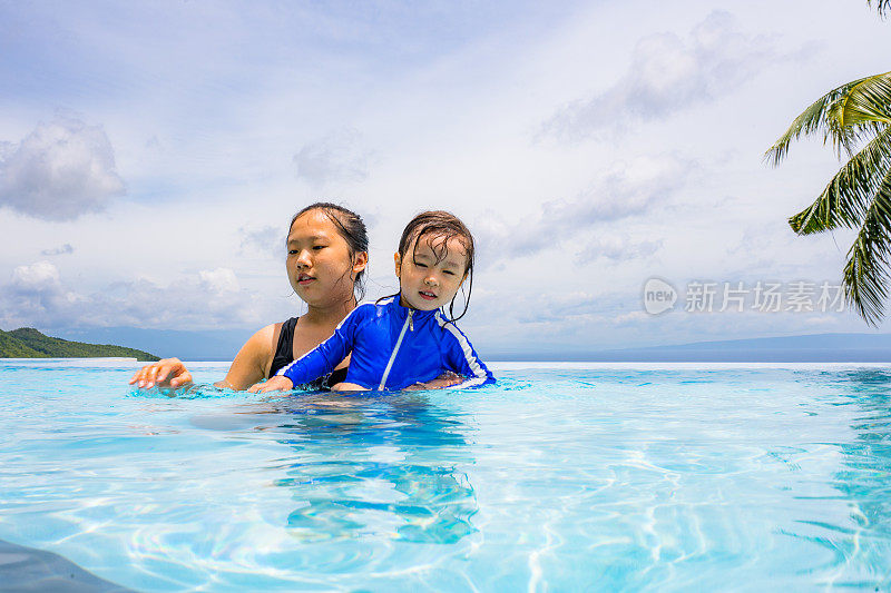 姐妹们在游泳池里