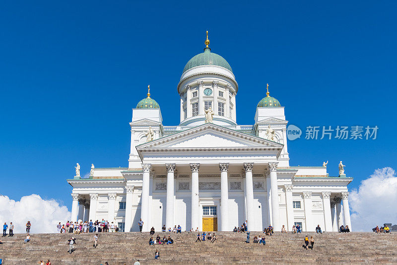 赫尔辛基路德大教堂与游客夏天芬兰