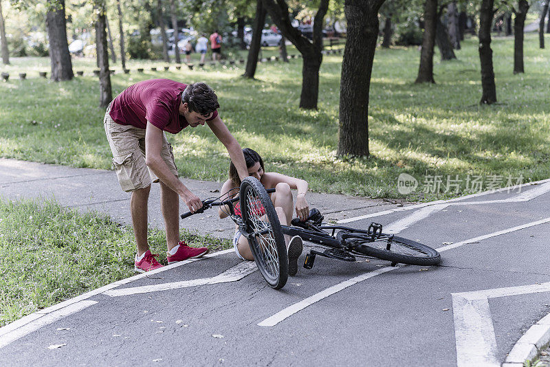 年轻女性骑自行车遭遇意外