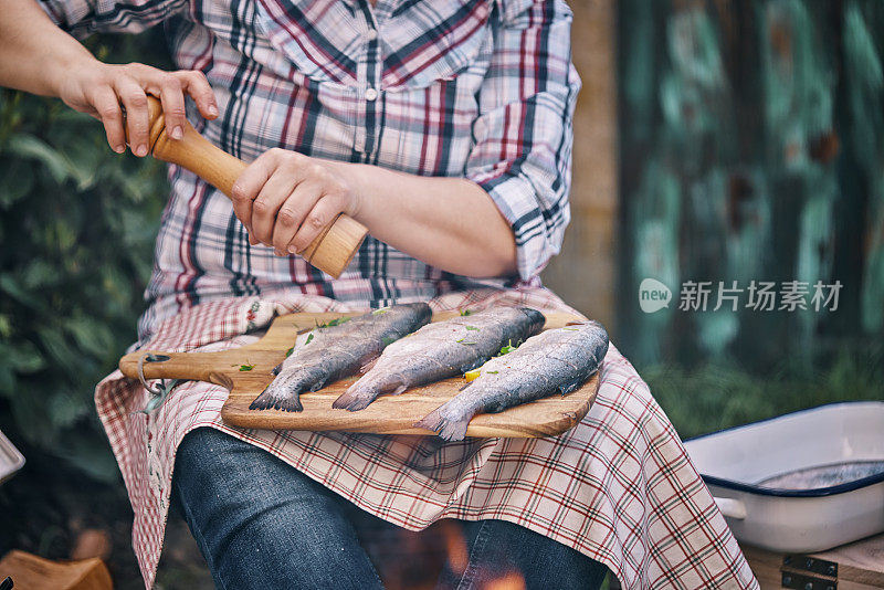 在露天篝火上准备烹饪的鱼