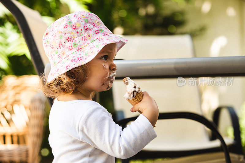 可爱的小女孩喜欢吃冰淇淋
