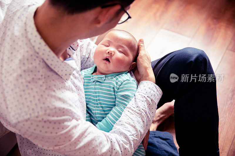 刚出生的男婴正在睡觉