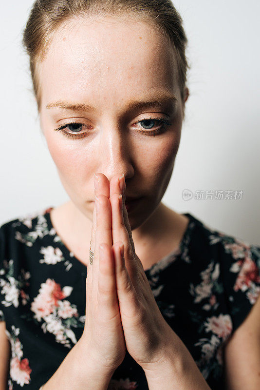 独自一人和焦虑的年轻女子在家里