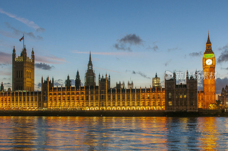 英国伦敦，议会大厦，大本钟和泰晤士河的夜景。