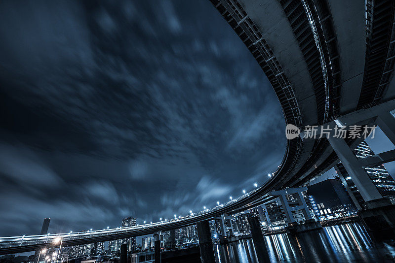 东京湾虹桥高速公路环线照亮黄昏的日本