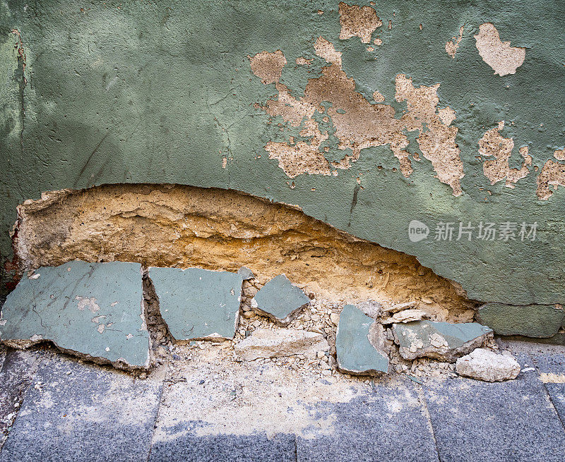 爱沙尼亚塔林老城一幢老建筑上的腐朽墙
