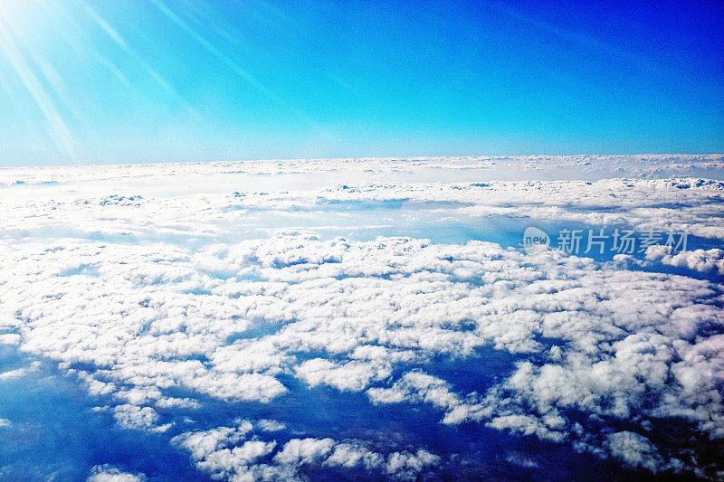 从3万英尺高空的飞机上看，被太阳光线照亮的云层
