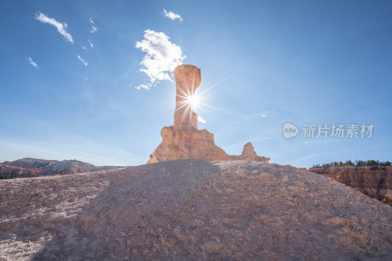 美国布莱斯峡谷的红色岩层在晨光中