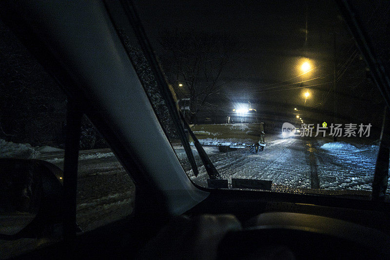 汽车司机的观点，通过冬季扫雪机