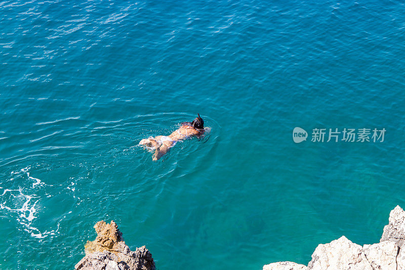 年轻女子浮潜水面