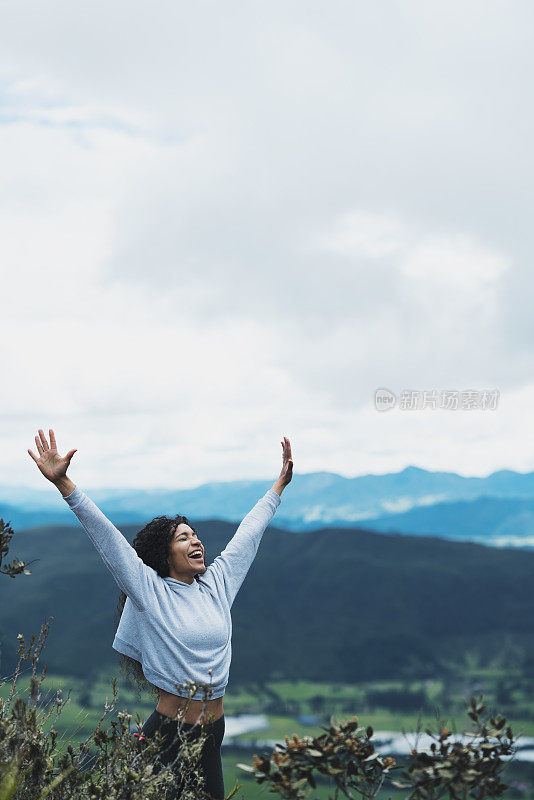 张开双臂拥抱大自然的女人