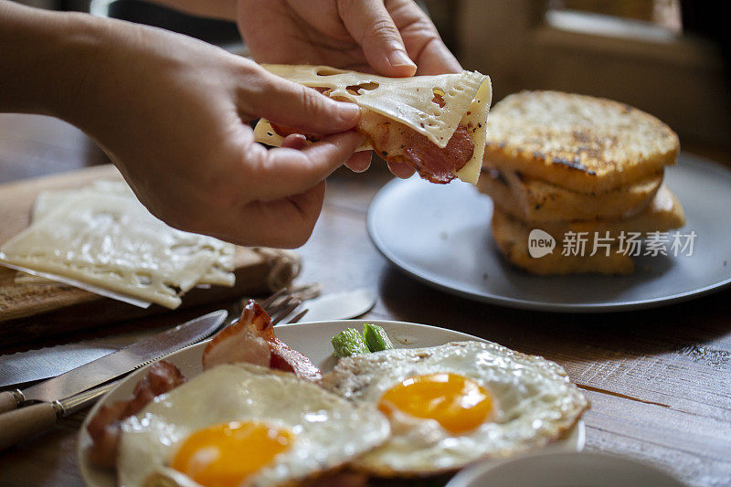 自制健康早餐:艾门塔尔芝士培根三明治，煎蛋和芦笋