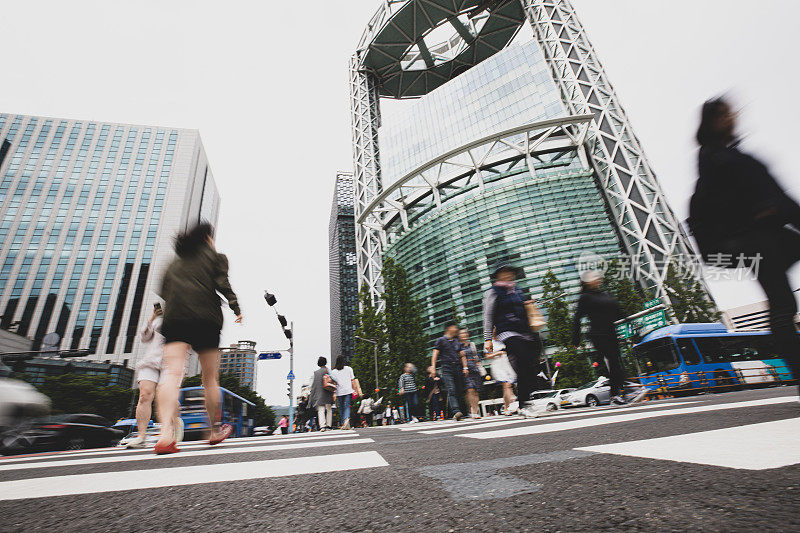 首尔市中心繁忙的十字路口