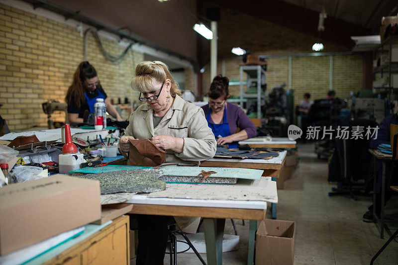 女制造工人正在制作新的鞋模板