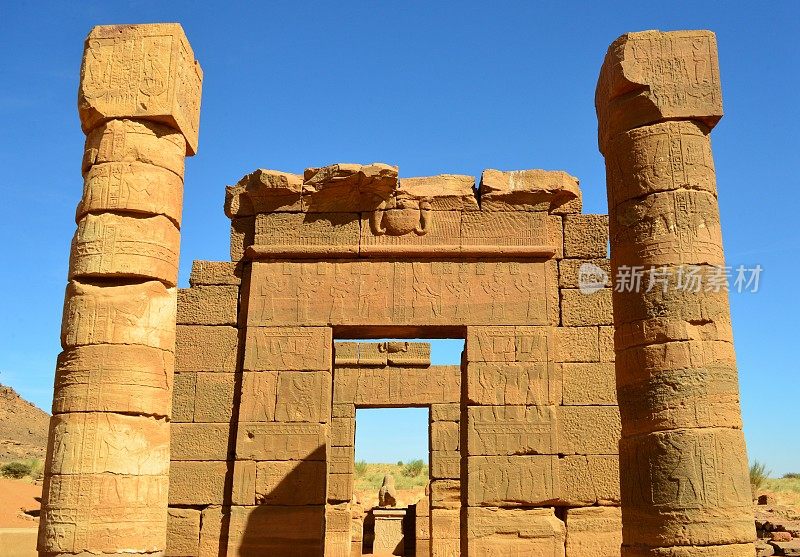 阿蒙神庙——多柱式建筑的大厅东门有翼的太阳圆盘和阿蒙表示,Naqa,苏丹北部——联合国教科文组织世界遗产(Meroe岛),右边是阿蒙的卡纳克神庙的人头,左边是阿蒙Napata智慧