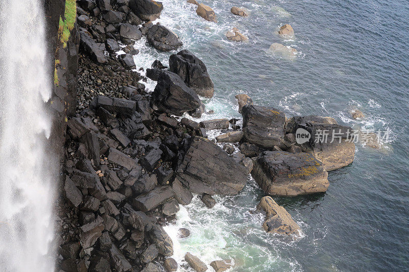 米特瀑布瀑布海岸岩石冲浪岛的斯凯苏格兰