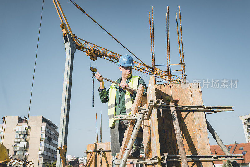 建筑工人正在建筑工地的屋顶上工作