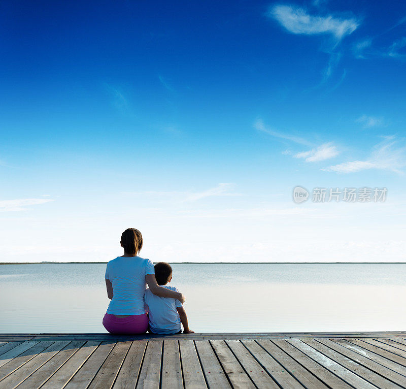 母亲和她的儿子欣赏湖景