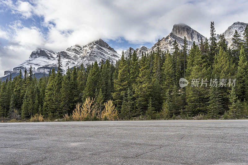 班夫山前的露天停车场