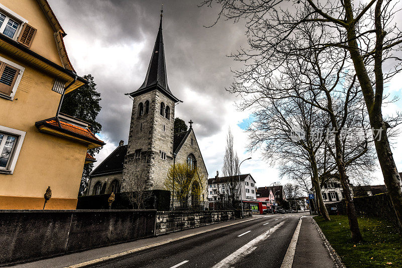 瑞士布雷姆加滕的一个街道附近的黑暗教堂