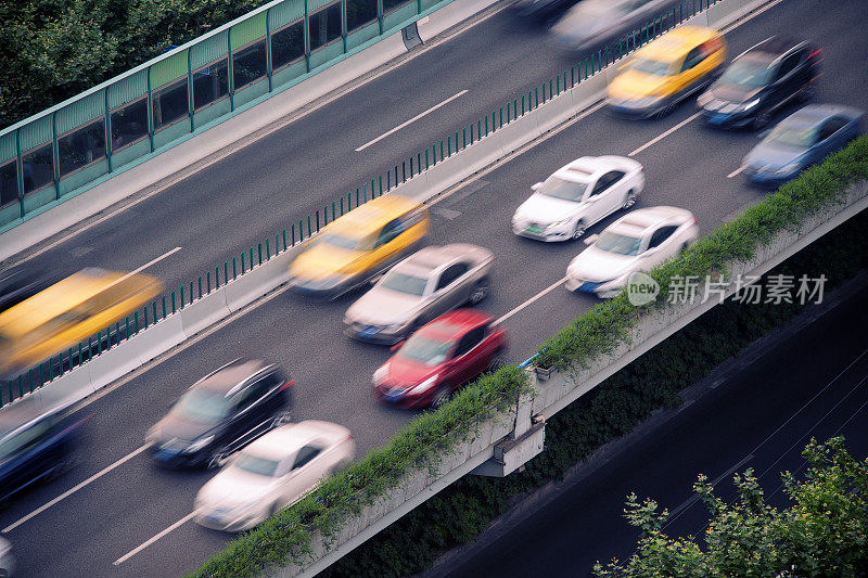 在高架路上行驶的汽车