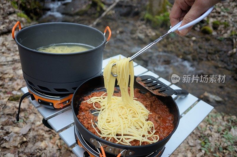 在树林里用野营炉煮意大利面