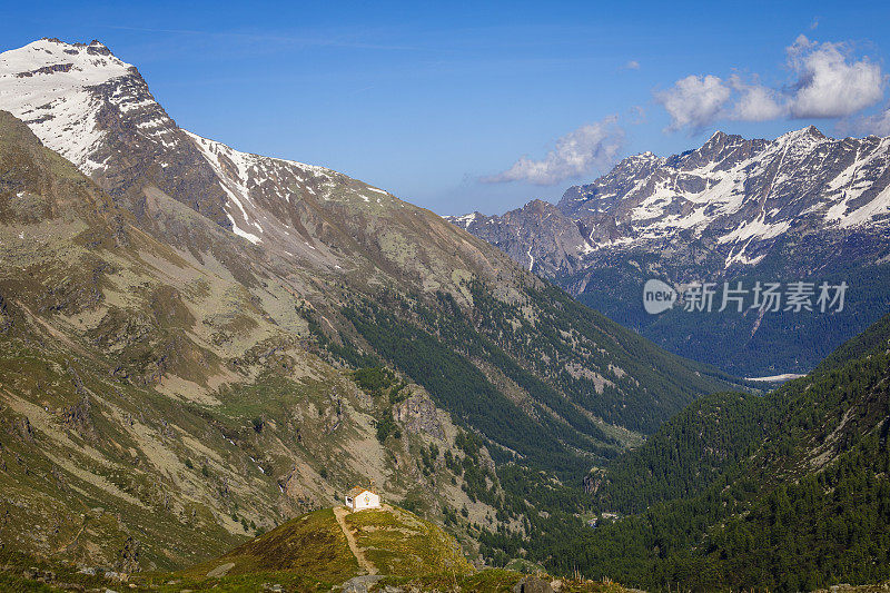 教堂教堂之上的田园诗白云石阿尔卑斯风景-大天堂，意大利