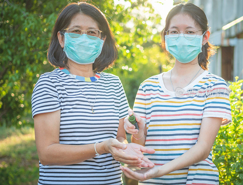 年轻的亚洲青少年戴上防护口罩以防止冠状病毒的传播，并搬到她的家里进行隔离。全球突发卫生事件Covid-19