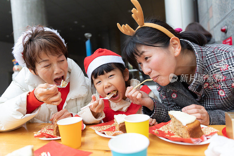 多代同堂享受圣诞节