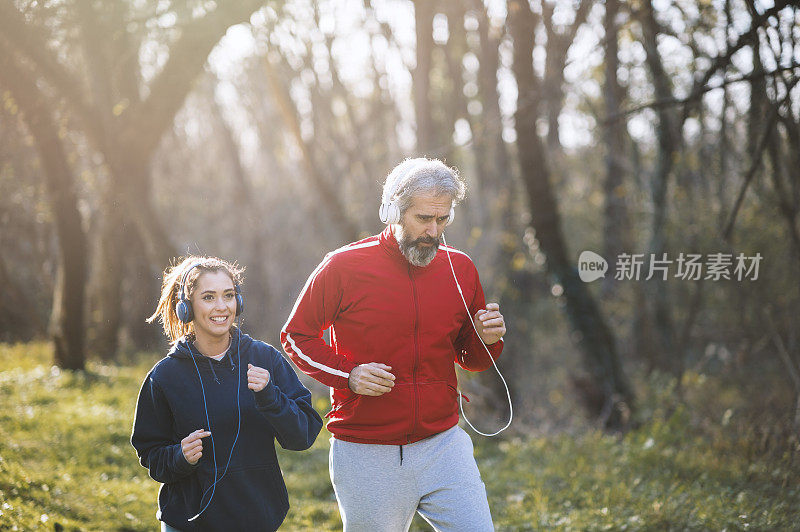 和私人教练一起跑步的成熟男人