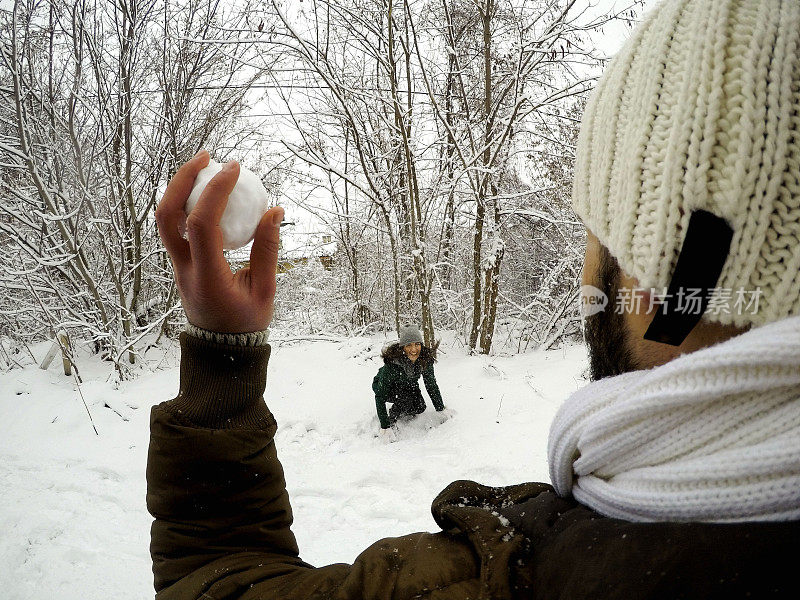 一对年轻夫妇在打雪仗