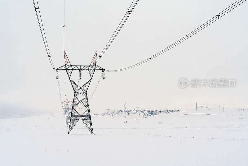 电塔、电缆和雪地