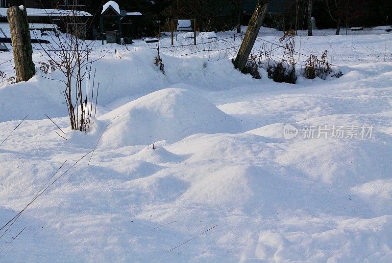 农夫篱笆边的厚厚的积雪