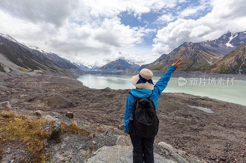 亚洲女孩背包在自然，放松时间的假日概念旅行，选择性和柔和的焦点，颜色色调的潮人风格。