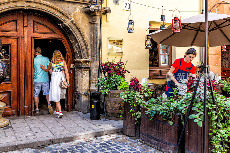 在历史悠久的乌克兰利沃夫市的街道上，白天有人们著名的煤气灯餐厅