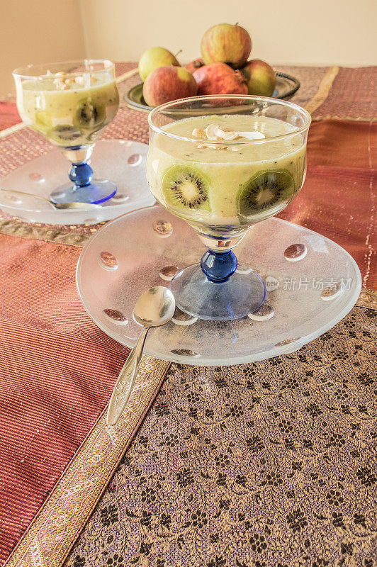 美味的维林杯甜品-猕猴桃，苹果，乳清干酪和腰果