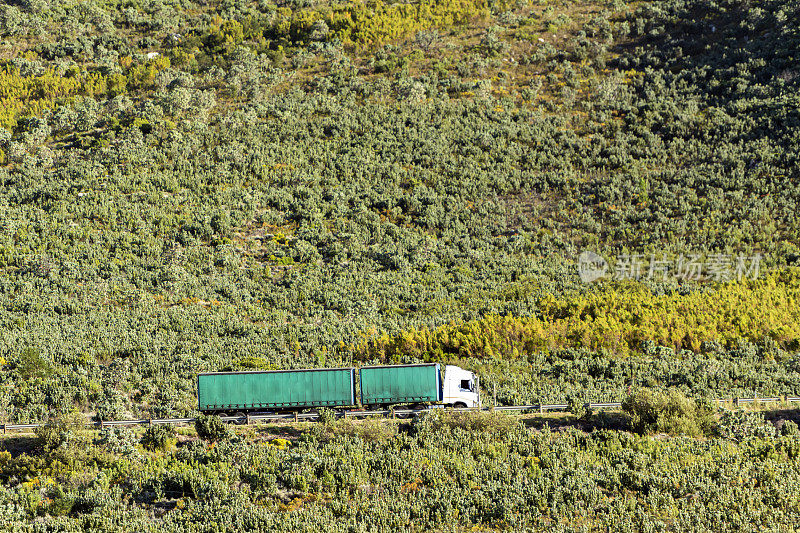 货运卡车开过山区