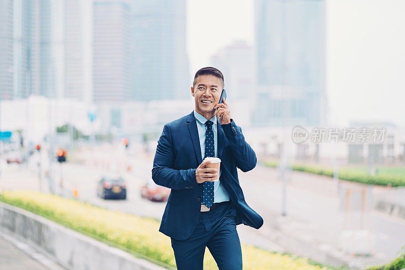 在香港行走的商人