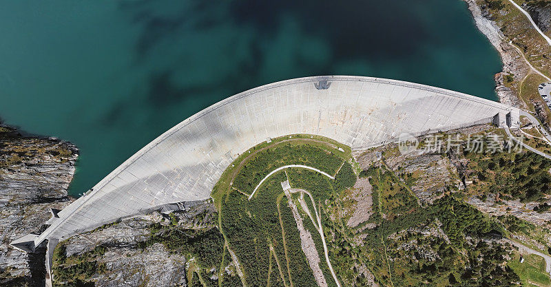 奥地利卡林西亚Kolnbreinspeicher湖上kolnbreindam的高空鸟瞰图。