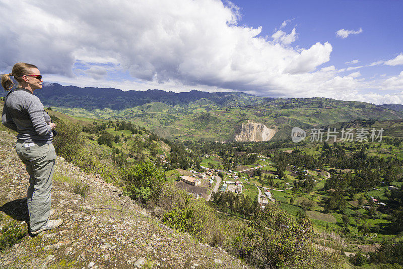 在厄瓜多尔安第斯山脉的Alausi周围看风景的资深女性游客