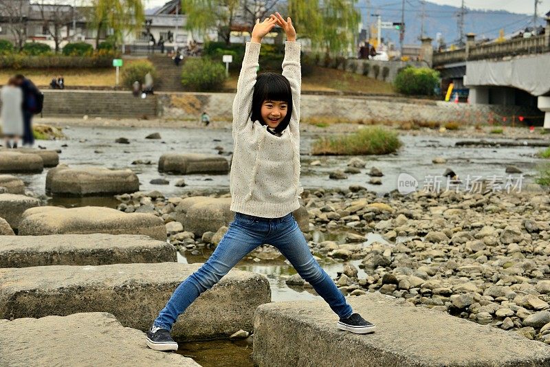 日本一名小学女孩在京都加茂河畔放松